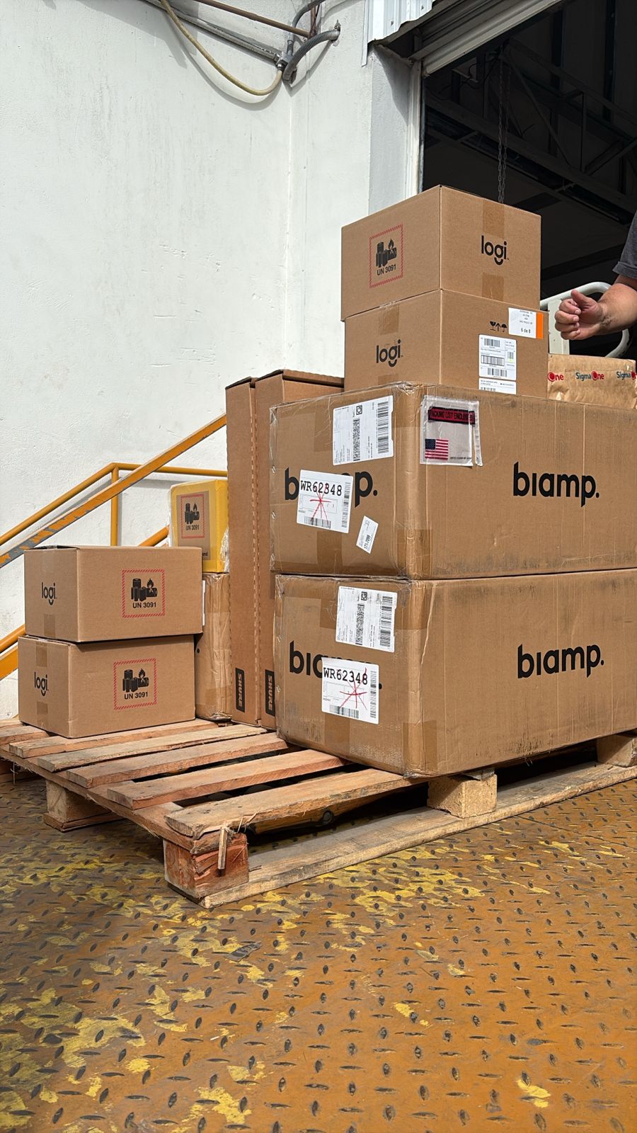 Carga Biamp + Logitech transportada pela BP